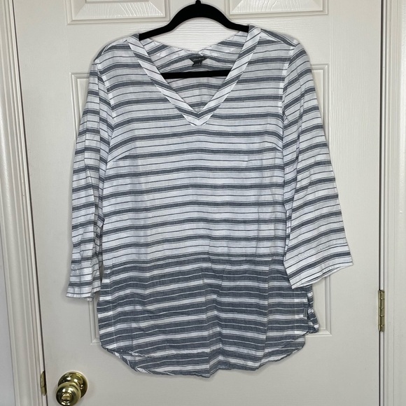 Eddie Bauer Tops - Eddie Bauer lightweight v-neck linen cotton blend quarter sleeve top | S